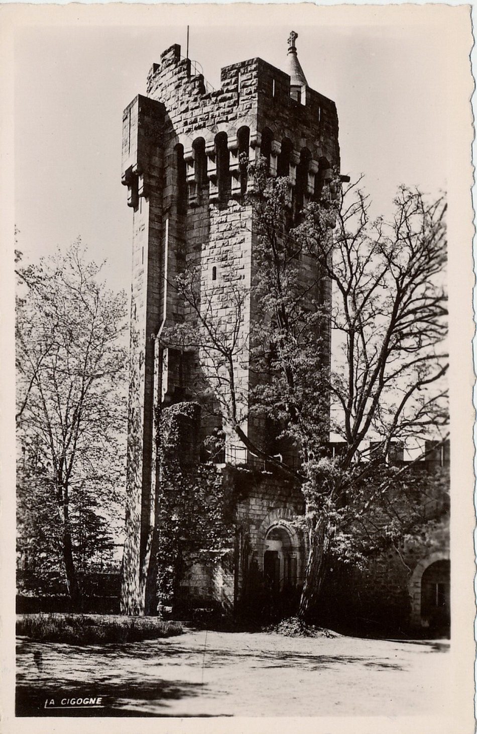 Montceau-les-Mines. Château du Plessis, le donjon.