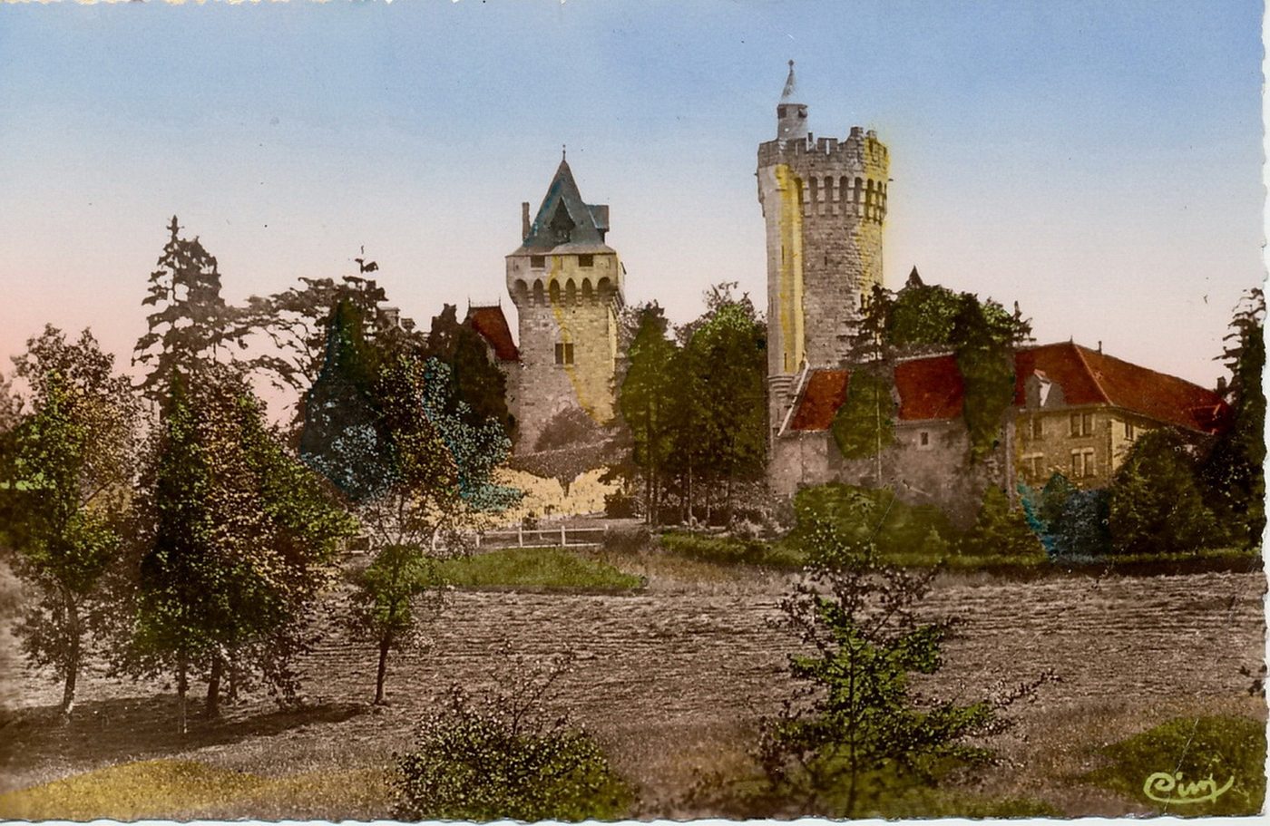 Montceau-les-Mines. Château du Plessis, vu de la forêt.