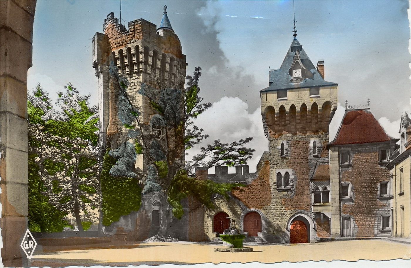 Montceau-les-Mines. Le château du Plessis. Vue intérieure.