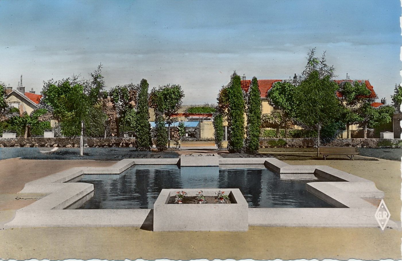 Montceau-les-Mines. Le jardin du petit bois et le bassin.