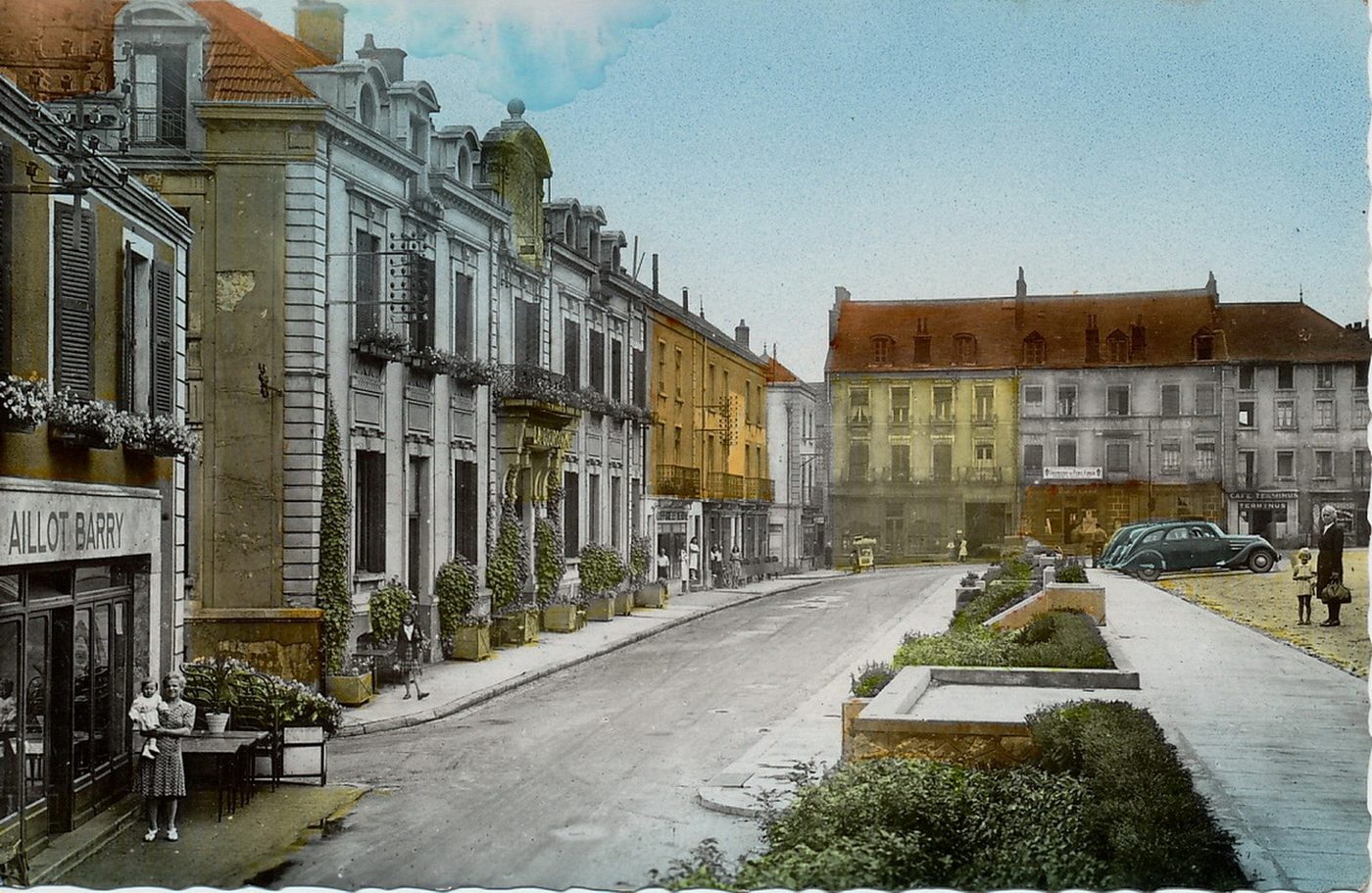 Montceau-les-Mines. La place de la gare et ses hôtels.