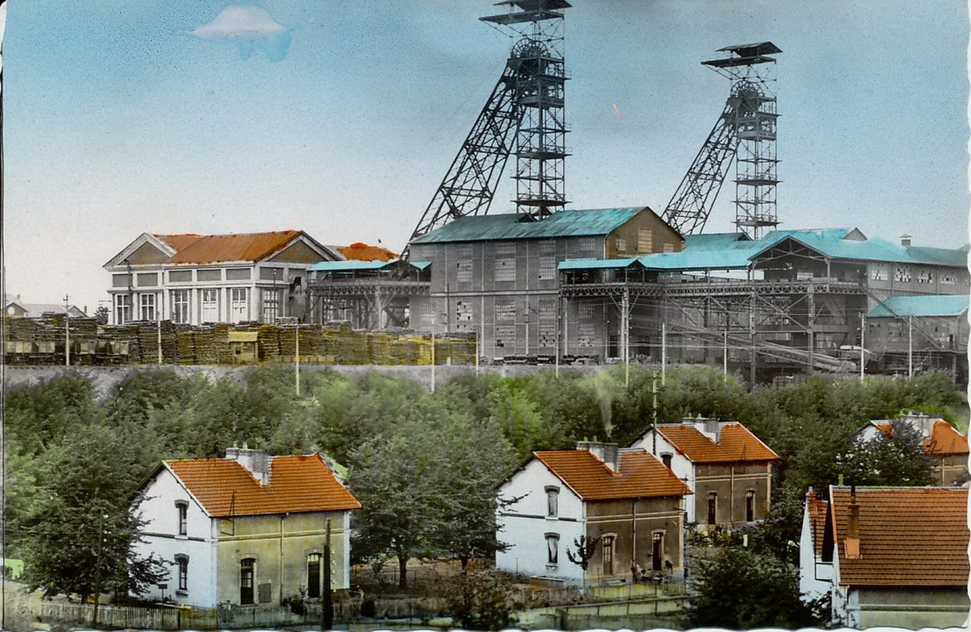 Montceau-les-Mines. Les puits Darcy vus du pont de la sous-station.