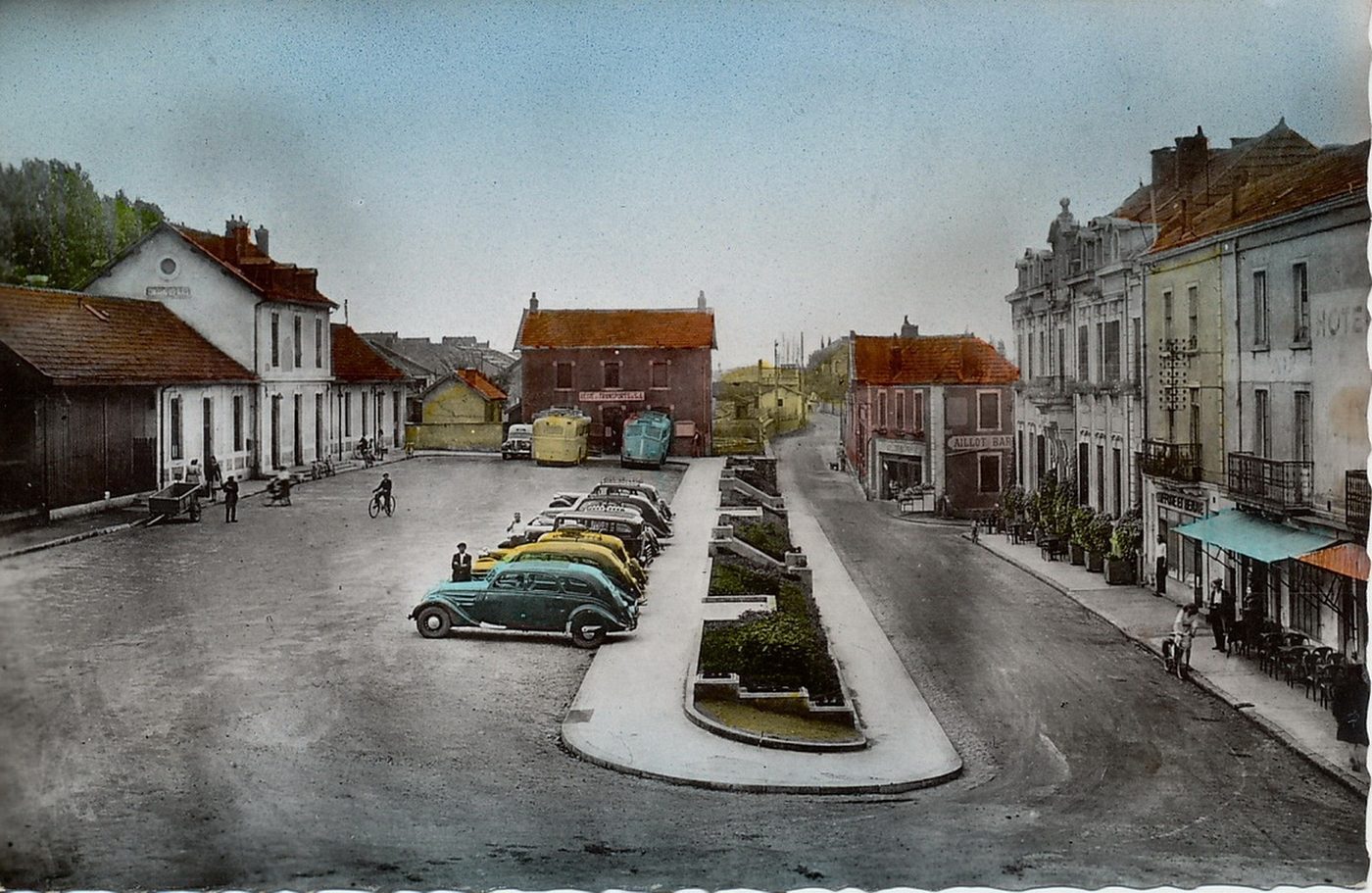 Montceau-les-Mines. La place de la gare.