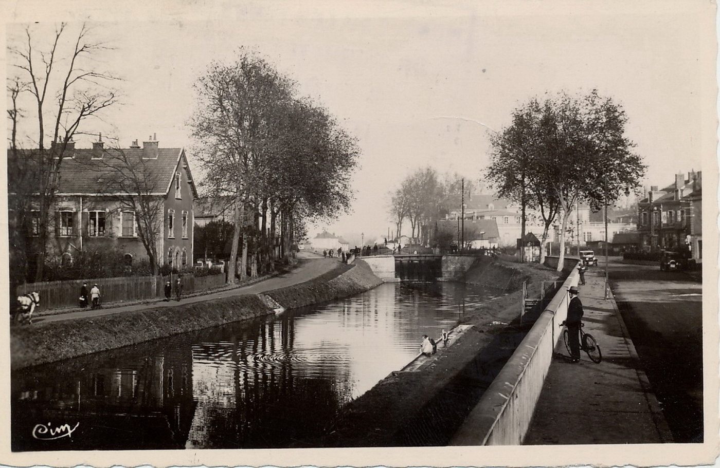 Montceau-les-Mines. Le canal du centre. La 9e écluse.