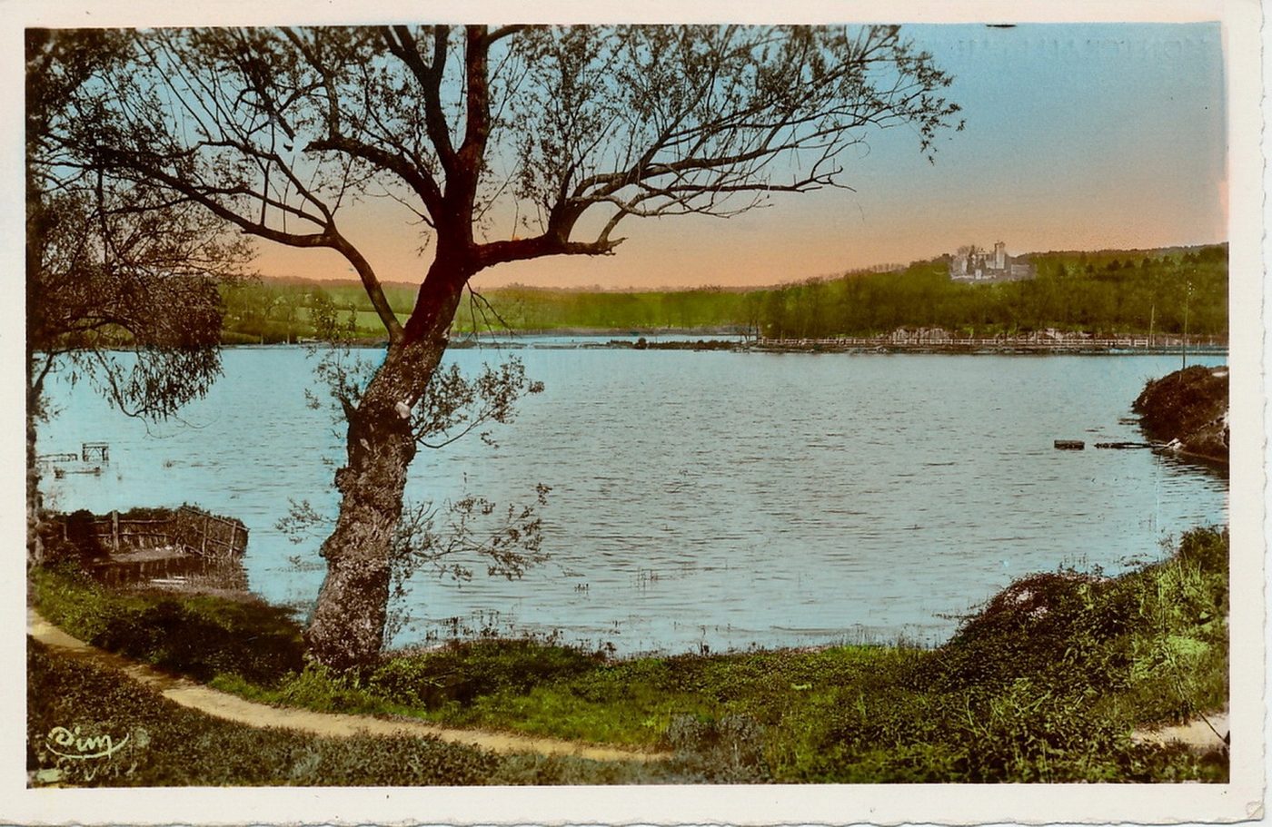 Montceau-les-Mines. Le lac et la château du Plessis.