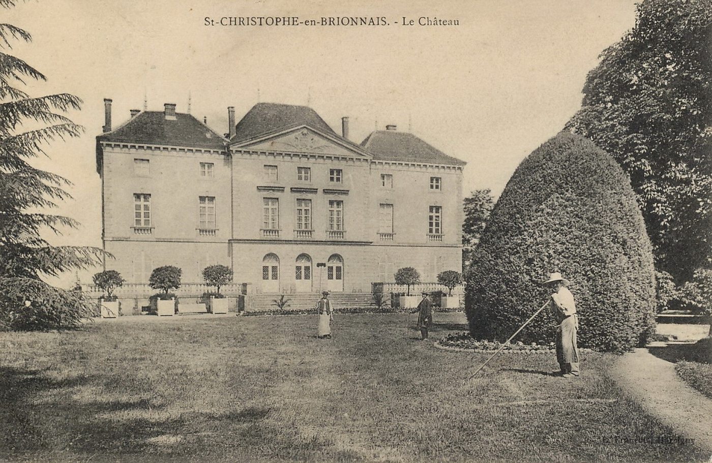 Saint-Christophe-en-Brionnais. Le château.