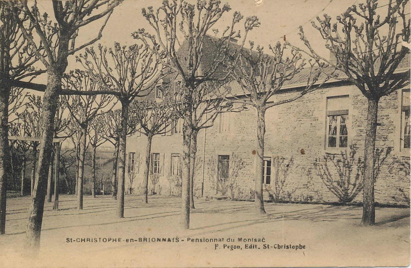 Saint-Christophe-en-Brionnais. Pensionnat du Montsac.