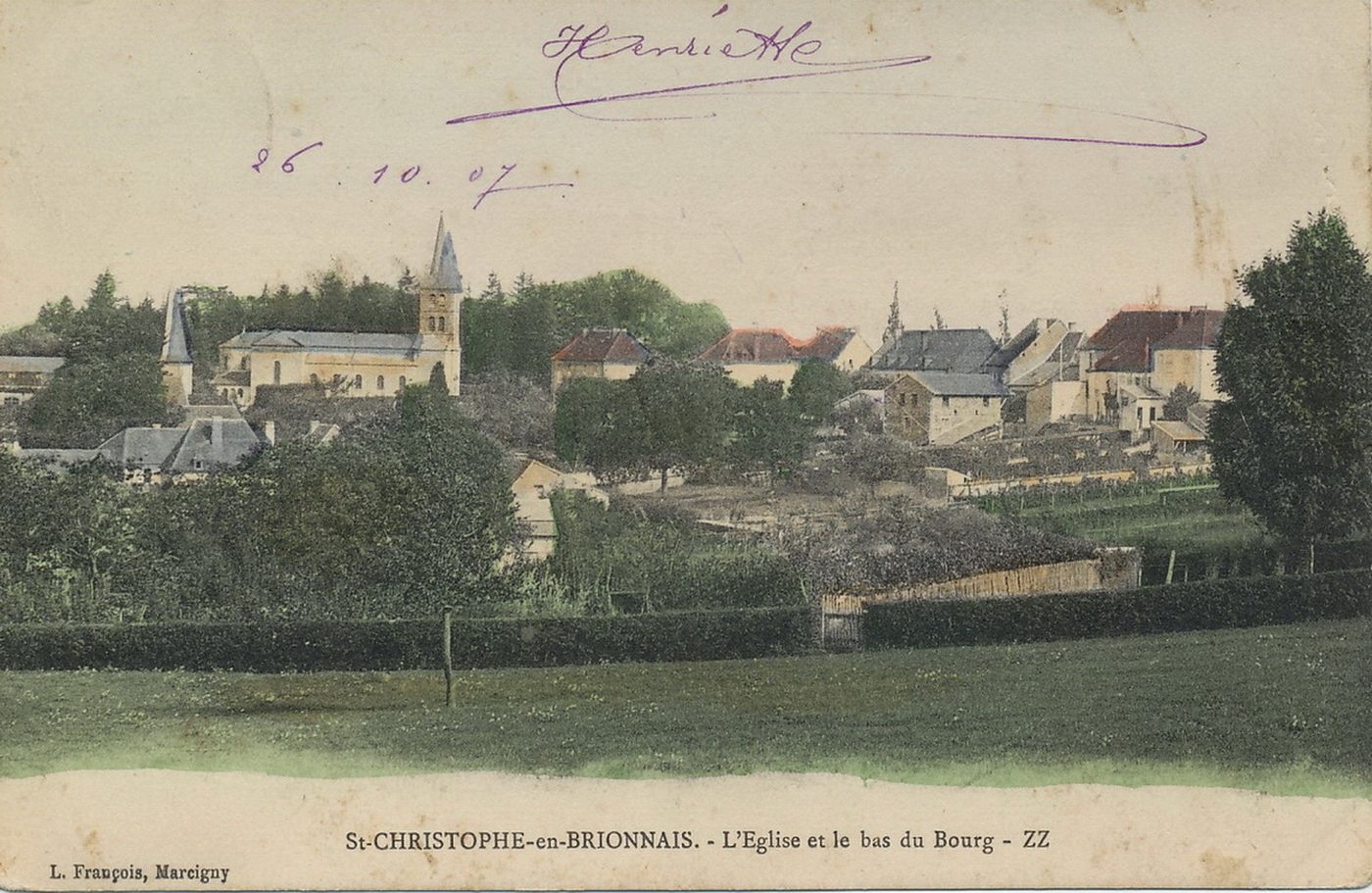 Saint-Christophe-en-Brionnais. L'église et le bas du bourg.