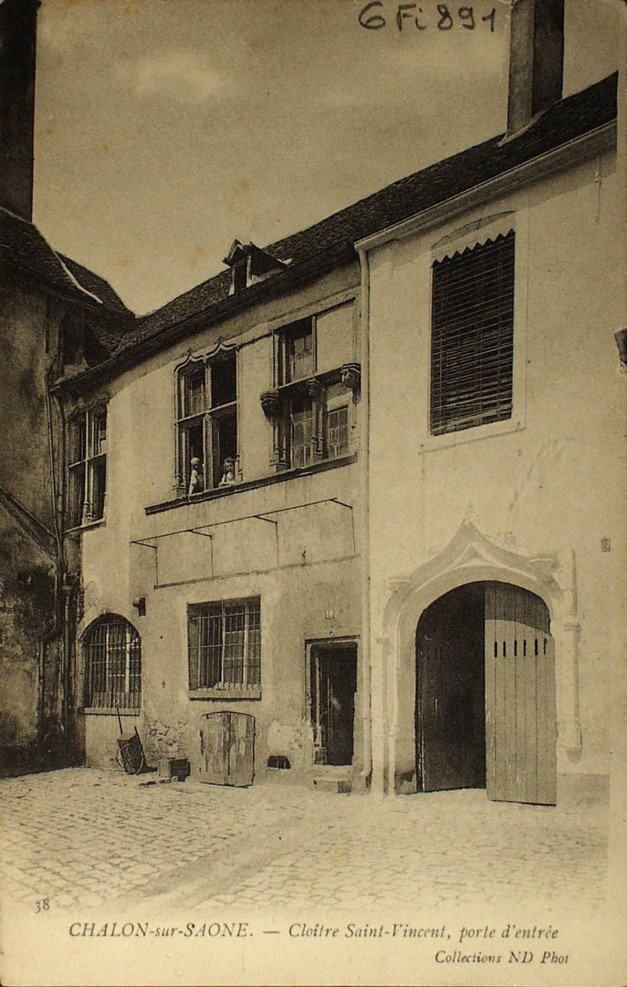 Chalon-sur-Saône. Cloître Saint-Vincent, porte d'entrée.