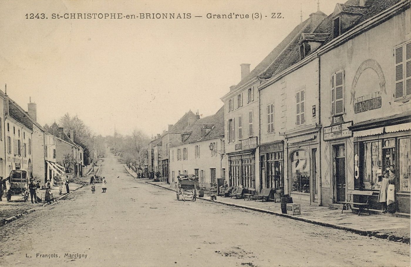 Saint-Christophe-en-Brionnais. Grande rue.