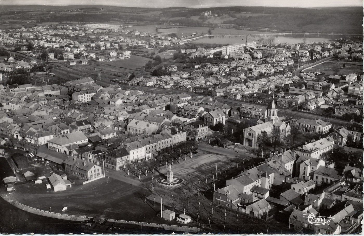 Montceau-les-Mines. Vue aérienne. Place du marché. Au 1er plan, église, place du marché, au fond le nouveau collège.