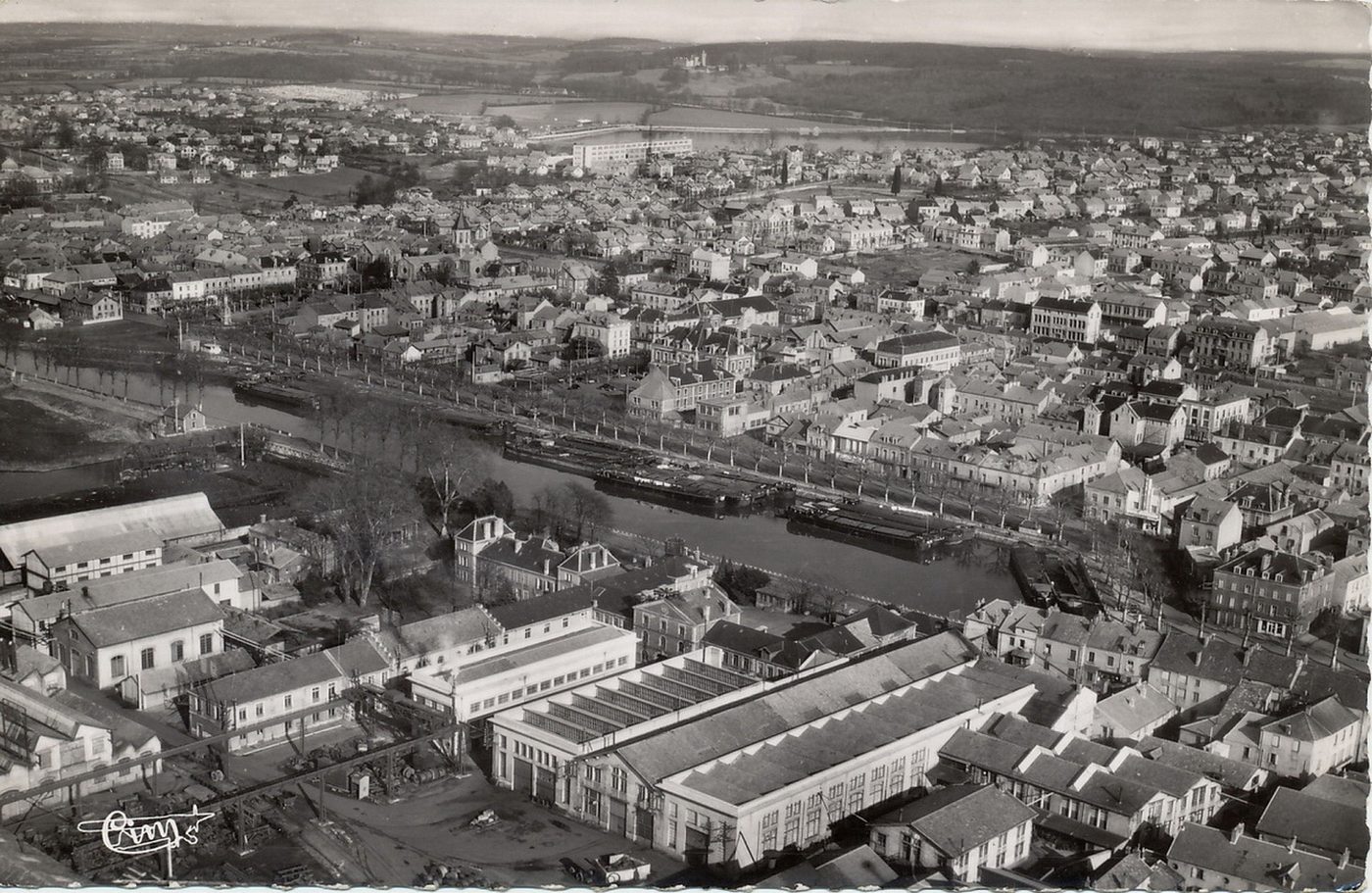 Montceau-les-Mines. Vue aérienne d'ensemble. Direction des mines, avec le nouveau collège et au fond, le château du Plessis.