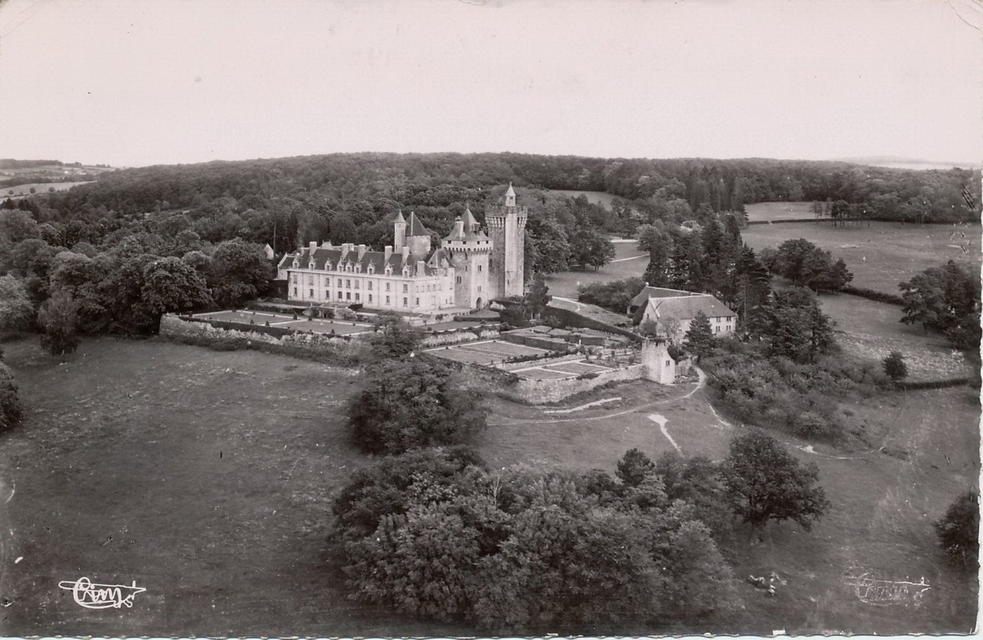 Montceau-les-Mines. Château du Plessis. Vue aérienne.