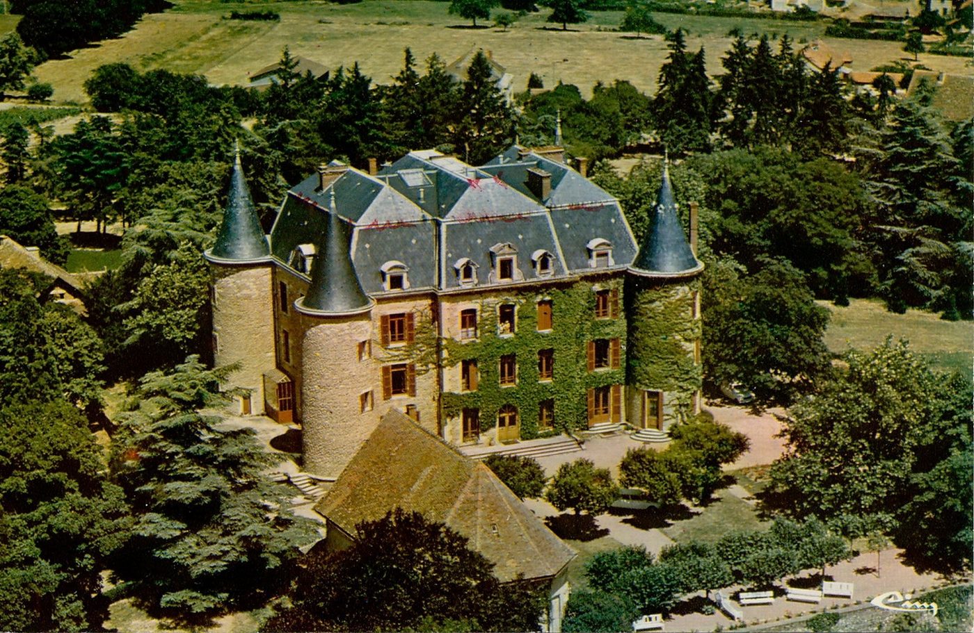 Le Thil. Chenôves. Saint-Boil. Vue aérienne du château du Thil (XIVe s.).