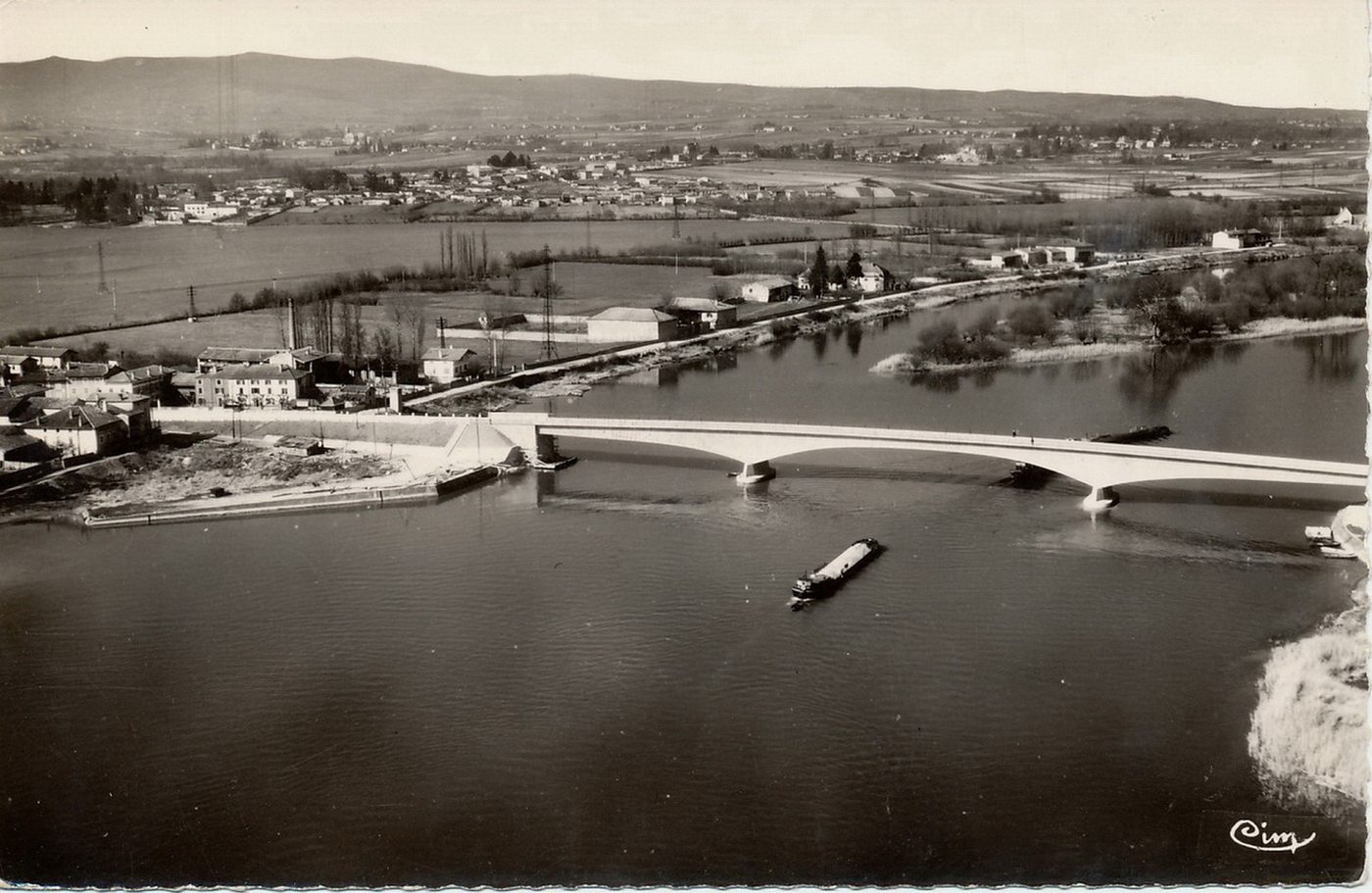 Pont de Saint-Romain-des-Iles. Au fond, Saint-Symphorien-d'Ancelles. Vue aérienne.