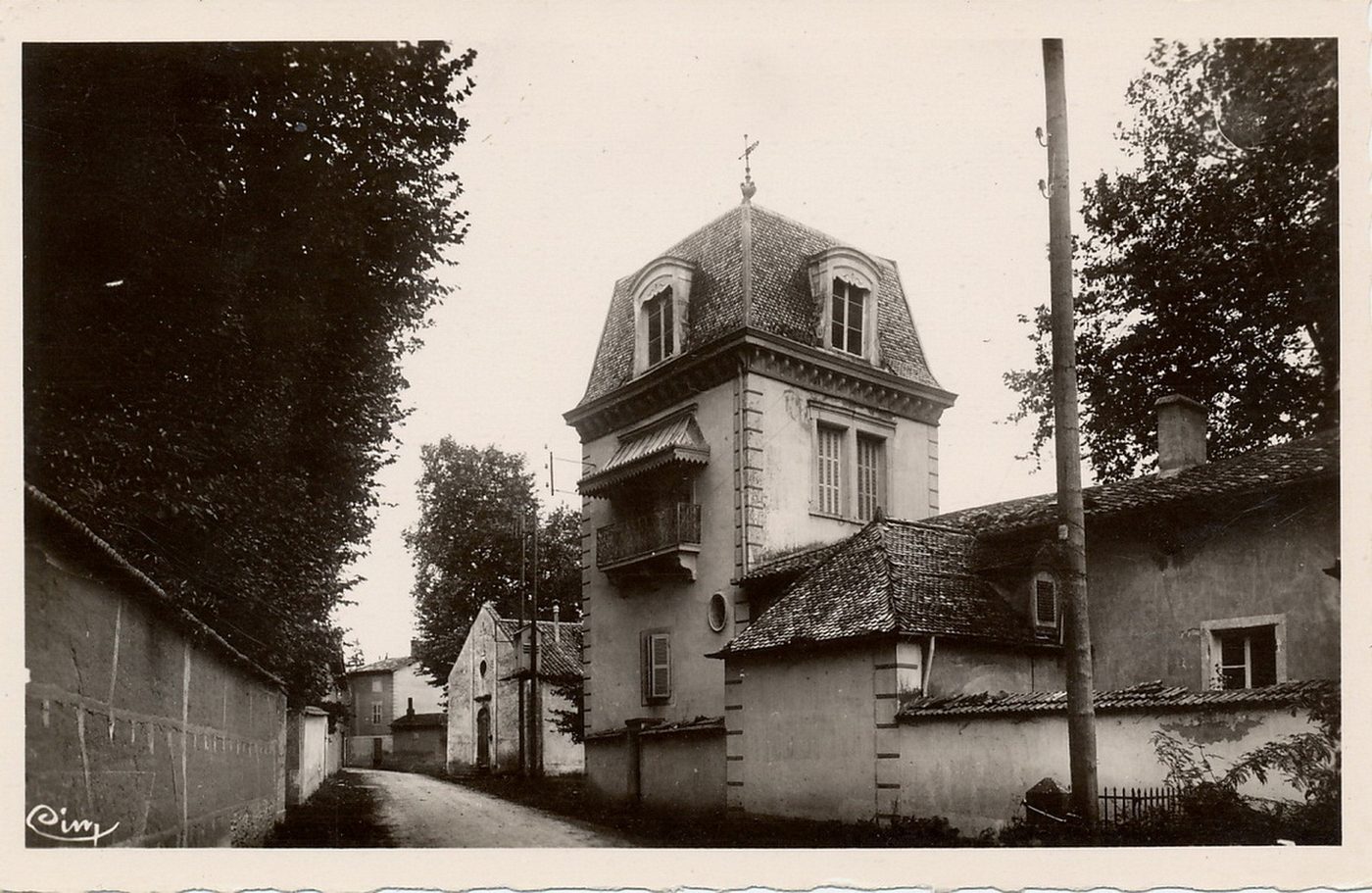 Saint-Symphorien-d'Ancelles. Entrée du village. Mentionné au XIIe s. : il y existait en 1120, une chapelle dédiée à saint Symphorien. A la première république, le village s'appelait Fougère-d'Ancelles.