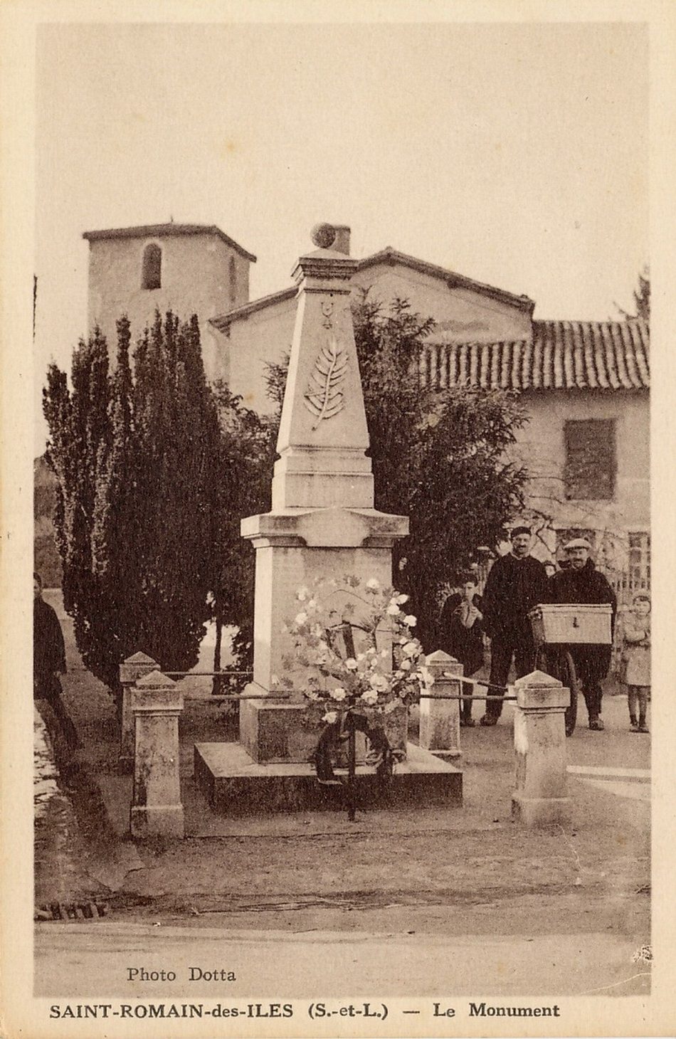 Saint-Romain-des-Iles. Le monument aux morts.