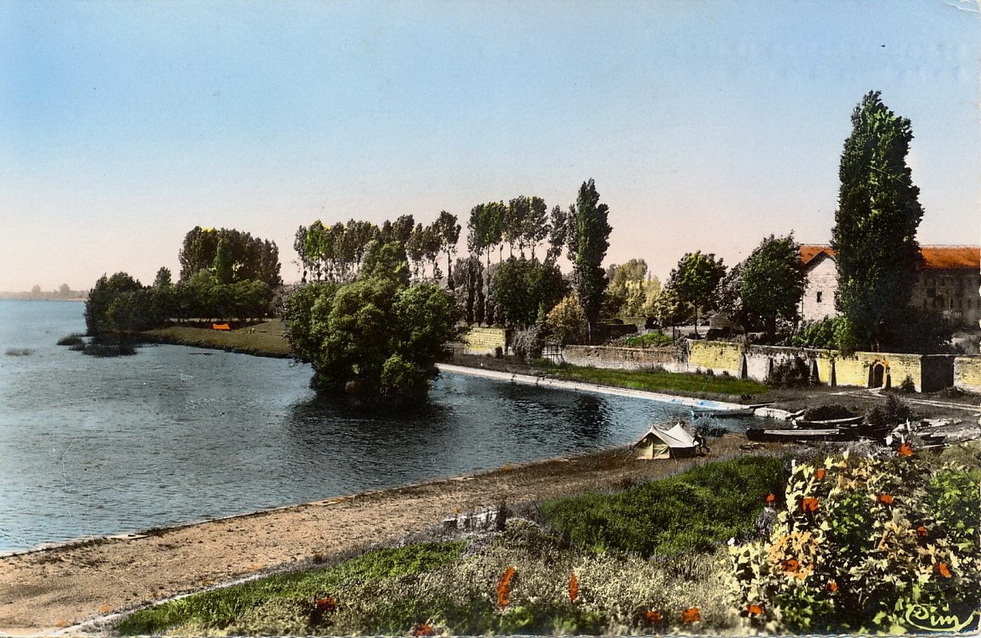 Saint-Romain-des-Iles. La plage et le coin des campeurs.