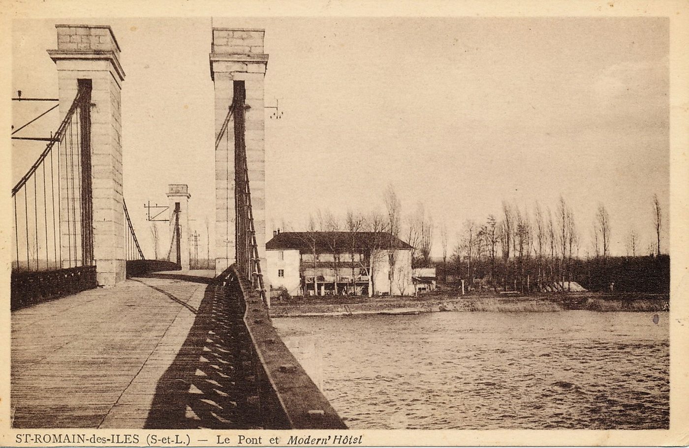 Saint-Romain-des-Iles. Le pont et Modern' hôtel.