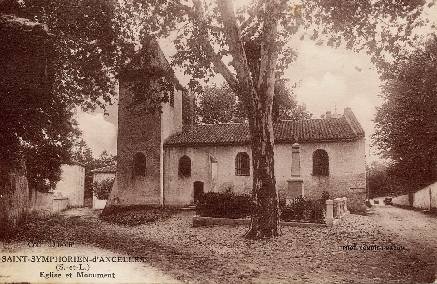 Saint-Symphorien-d'Ancelles. Eglise et monument.