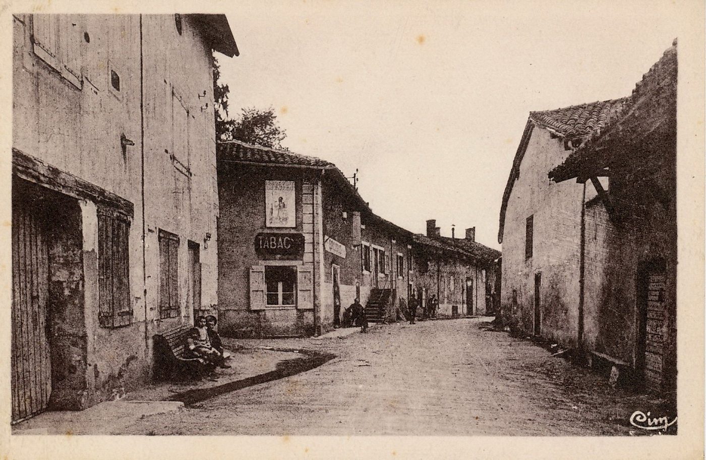 Saint-Symphorien-d'Ancelles. Le bourg. Les prisons longtemps établies à Saint-Romain furent transférées à Saint-Symphorien. Il existait encore en 1498 un carcan pour l'exposition des criminels.