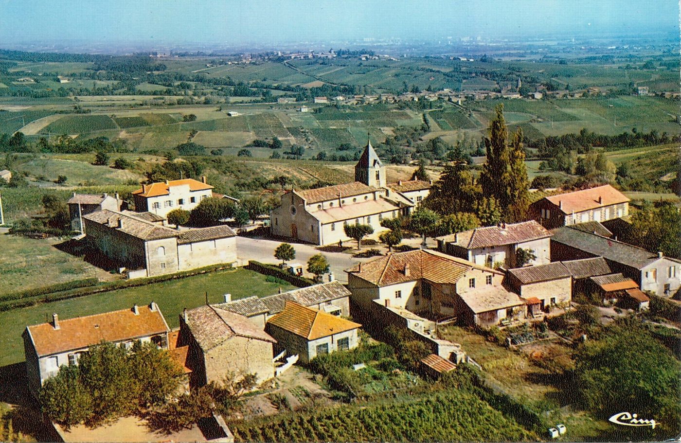 Saint-Amour-Bellevue. Vue générale aérienne.