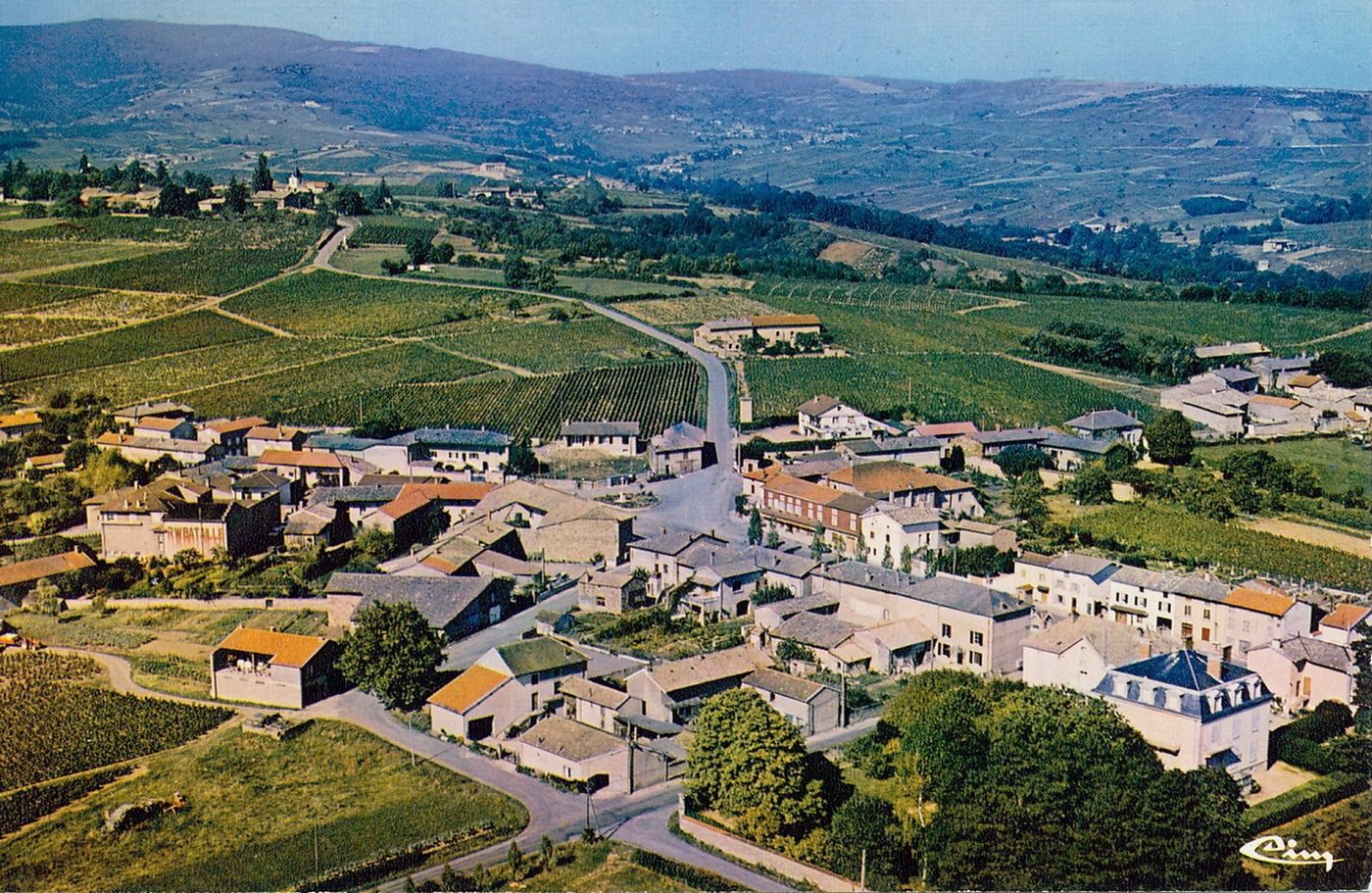 Saint-Amour-Bellevue (en Beaujolais). Vue générale aérienne.