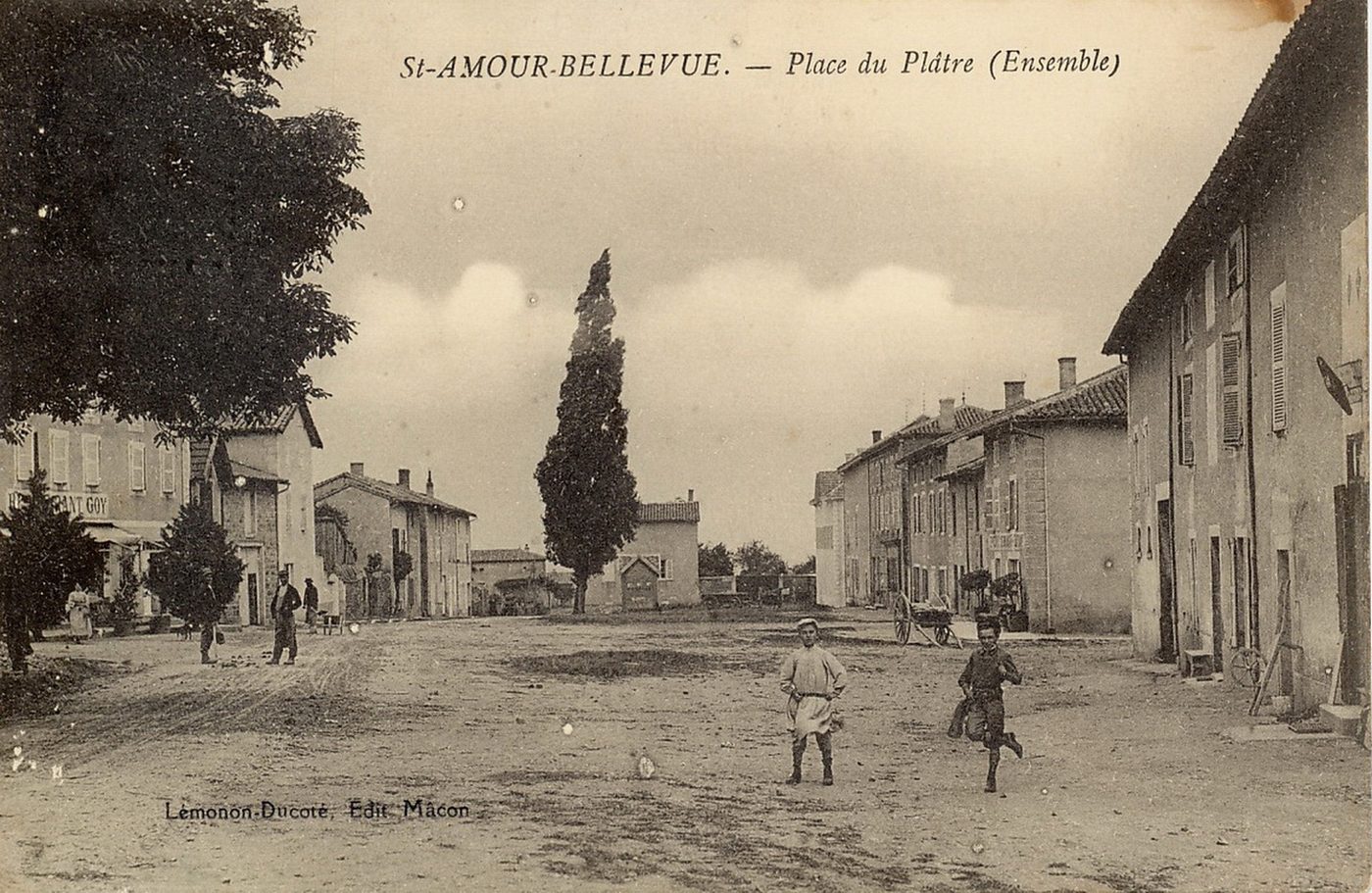 Saint-Amour-Bellevue. Place du Plâtre (ensemble).