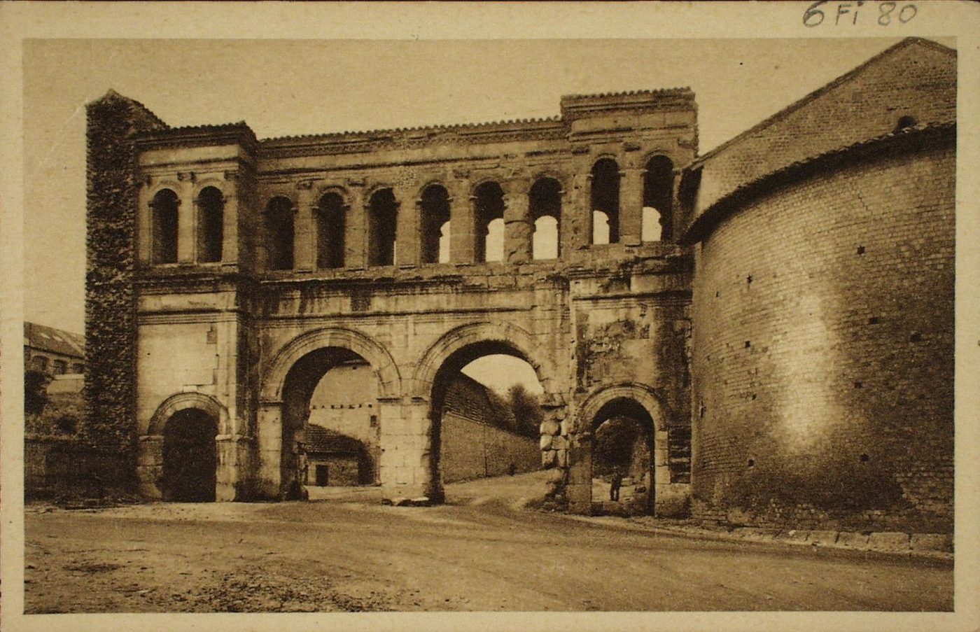 Autun antique. Porte Saint-André (extérieur). Edifice romain, élevé l'an 69 de notre ère. Monument historique.