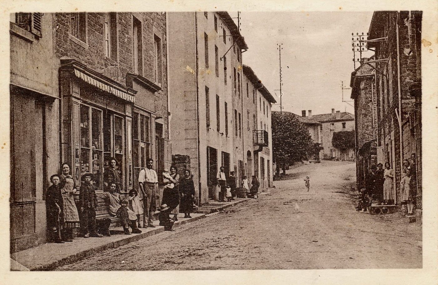 Leynes. Grande rue. La poste.