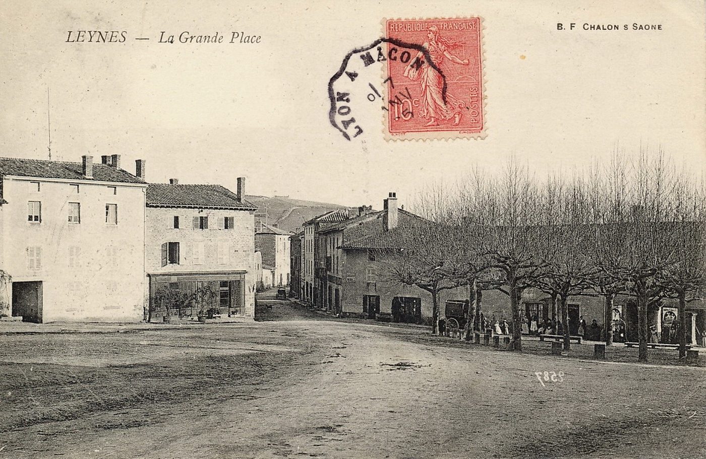 Leynes. La grande place.