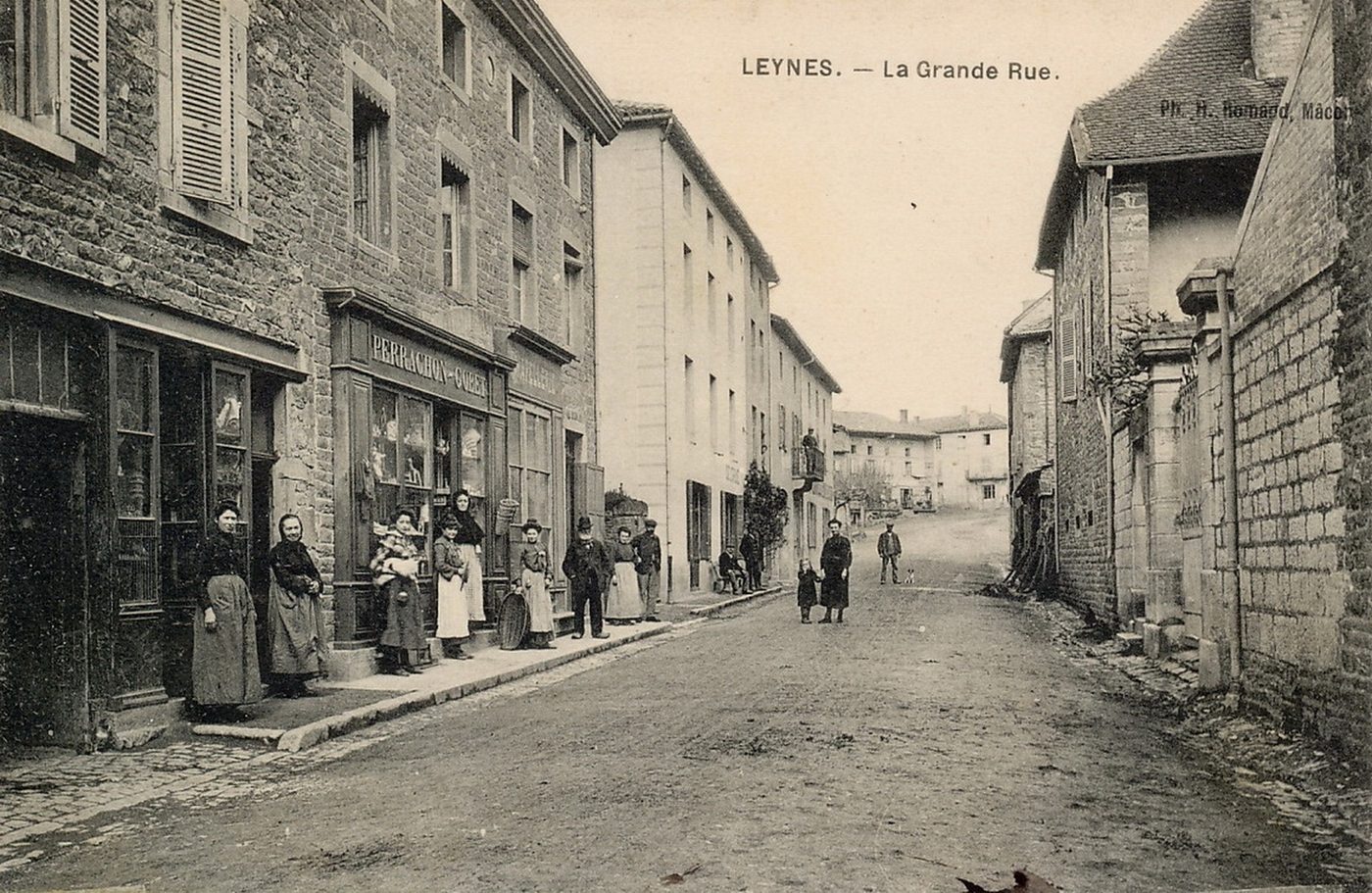 Leynes. Grande rue.