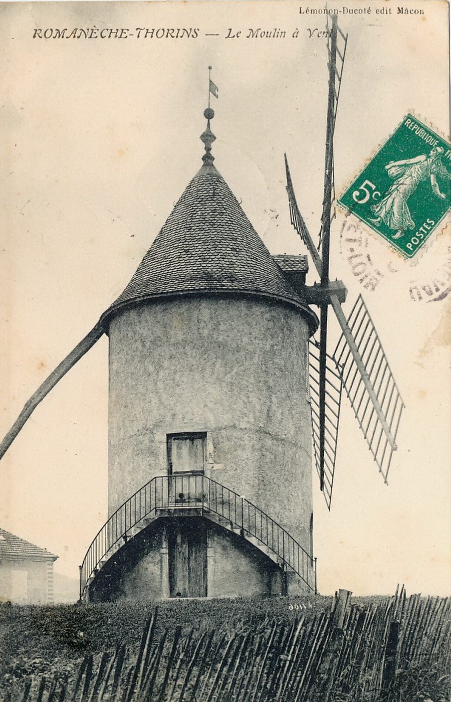 Romanèche-Thorins. Le Moulin à vent.