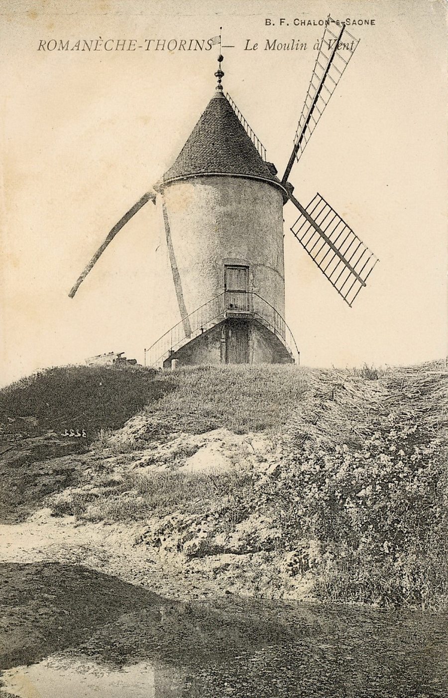 Romanèche-Thorins. Le Moulin à vent.