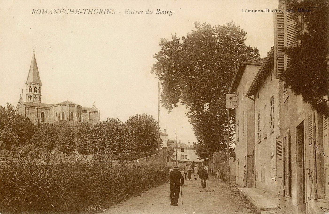 Romanèche-Thorins. Entrée du bourg.