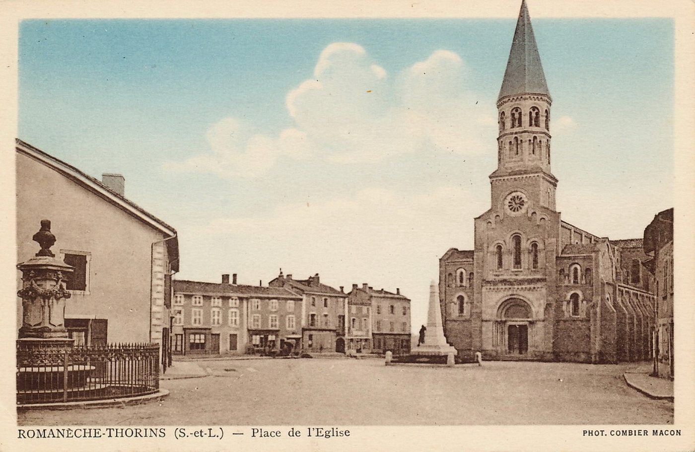 Romanèche-Thorins. Place de l'église.