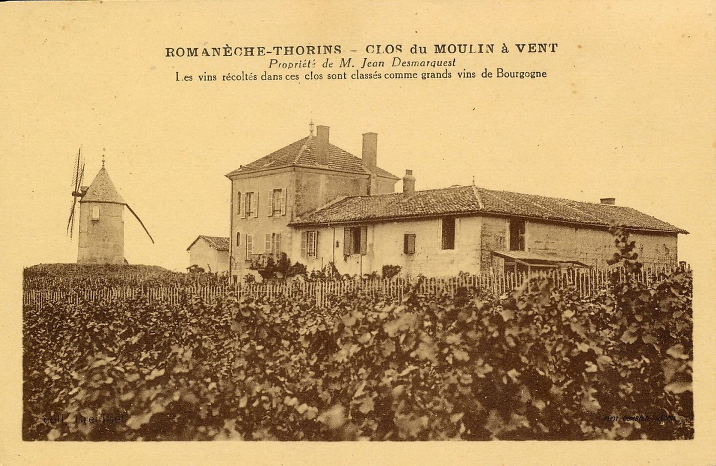 Romanèche-Thorins. Clos du Moulin à vent. Propriété de M. Jean Desmarquest. Les vins récoltés dans ces clos sont classés comme grands vins de Bourgogne.