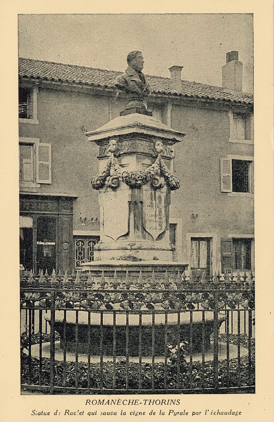 Romanèche-Thorins. Statue de Raclet qui sauva la vigne de la pyrale par l'échaudage.