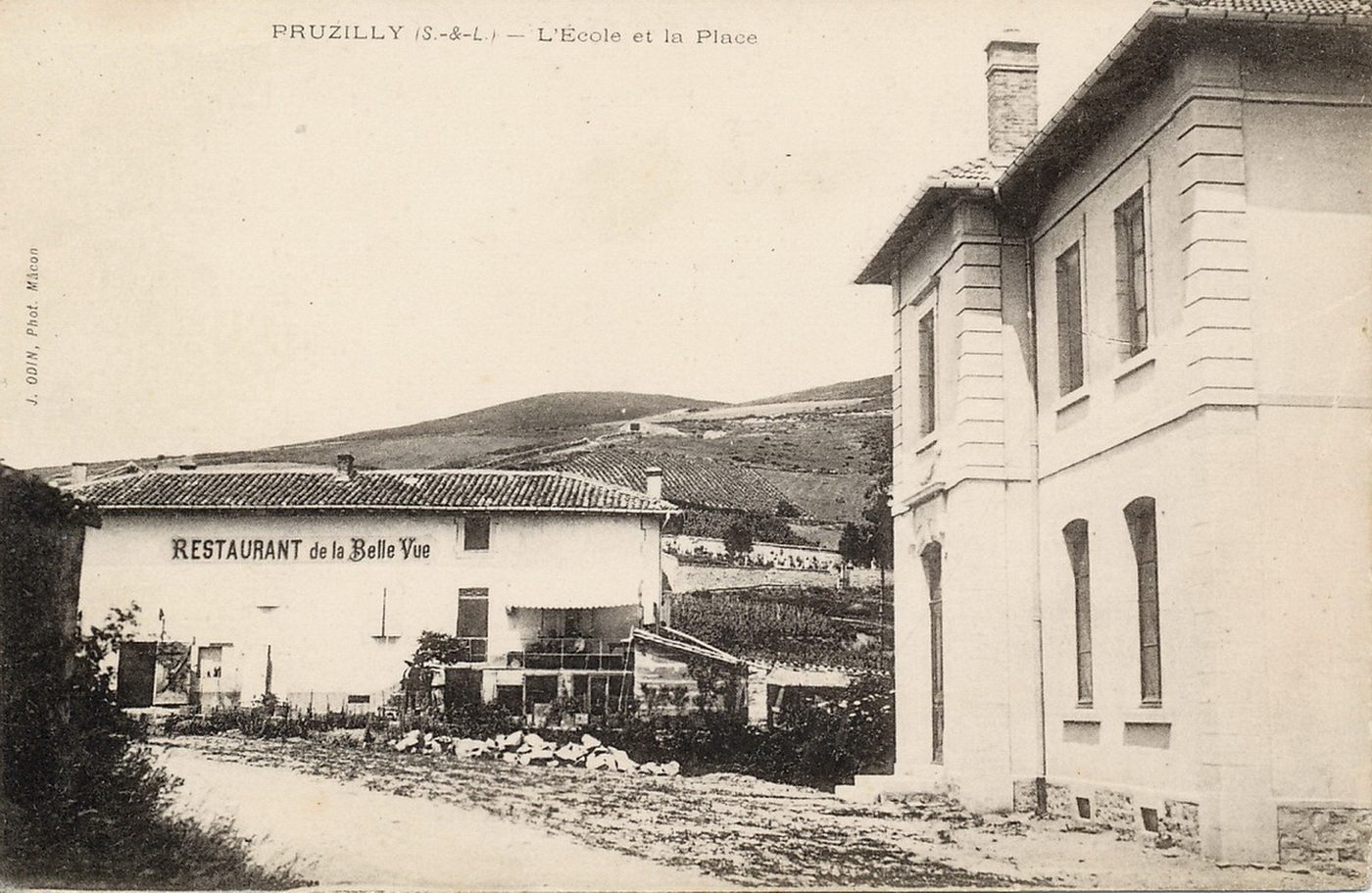 Pruzilly. L'école et la place.