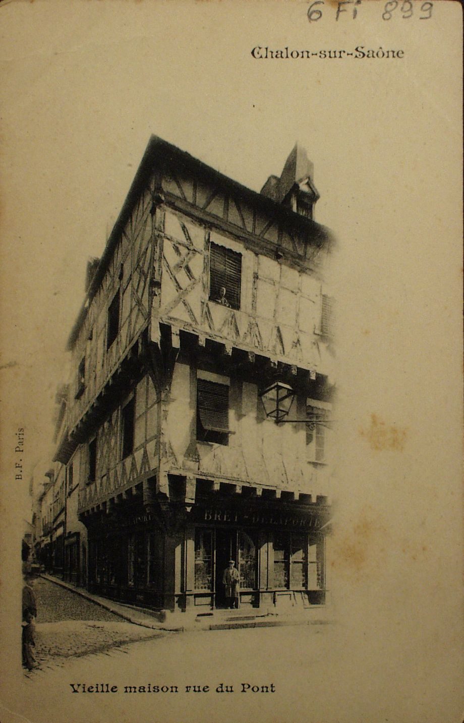 Chalon-sur-Saône. Vieille maison rue du Pont.