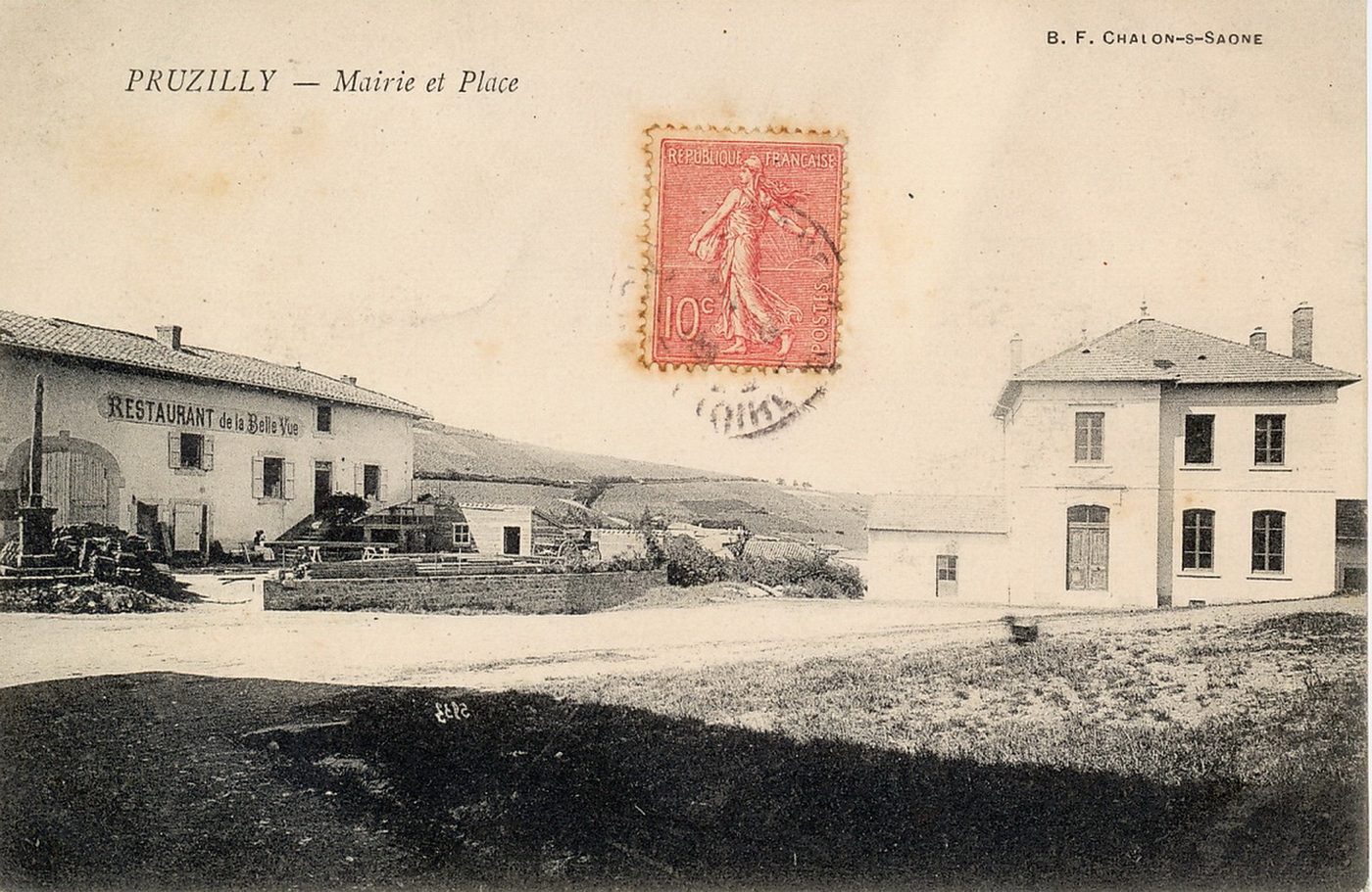Pruzilly. Mairie et place.