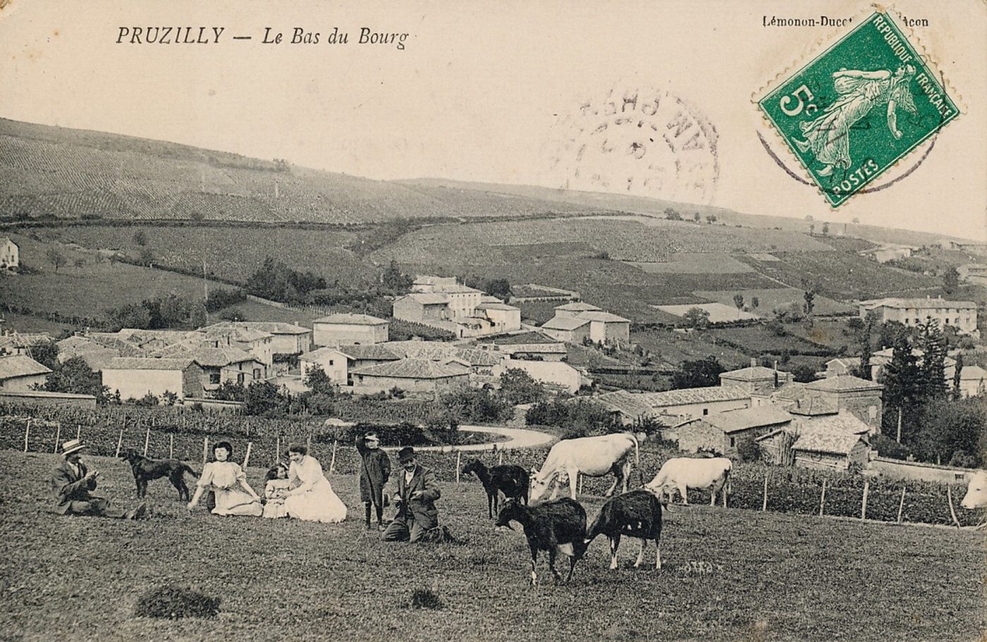 Pruzilly. Le bas du bourg.