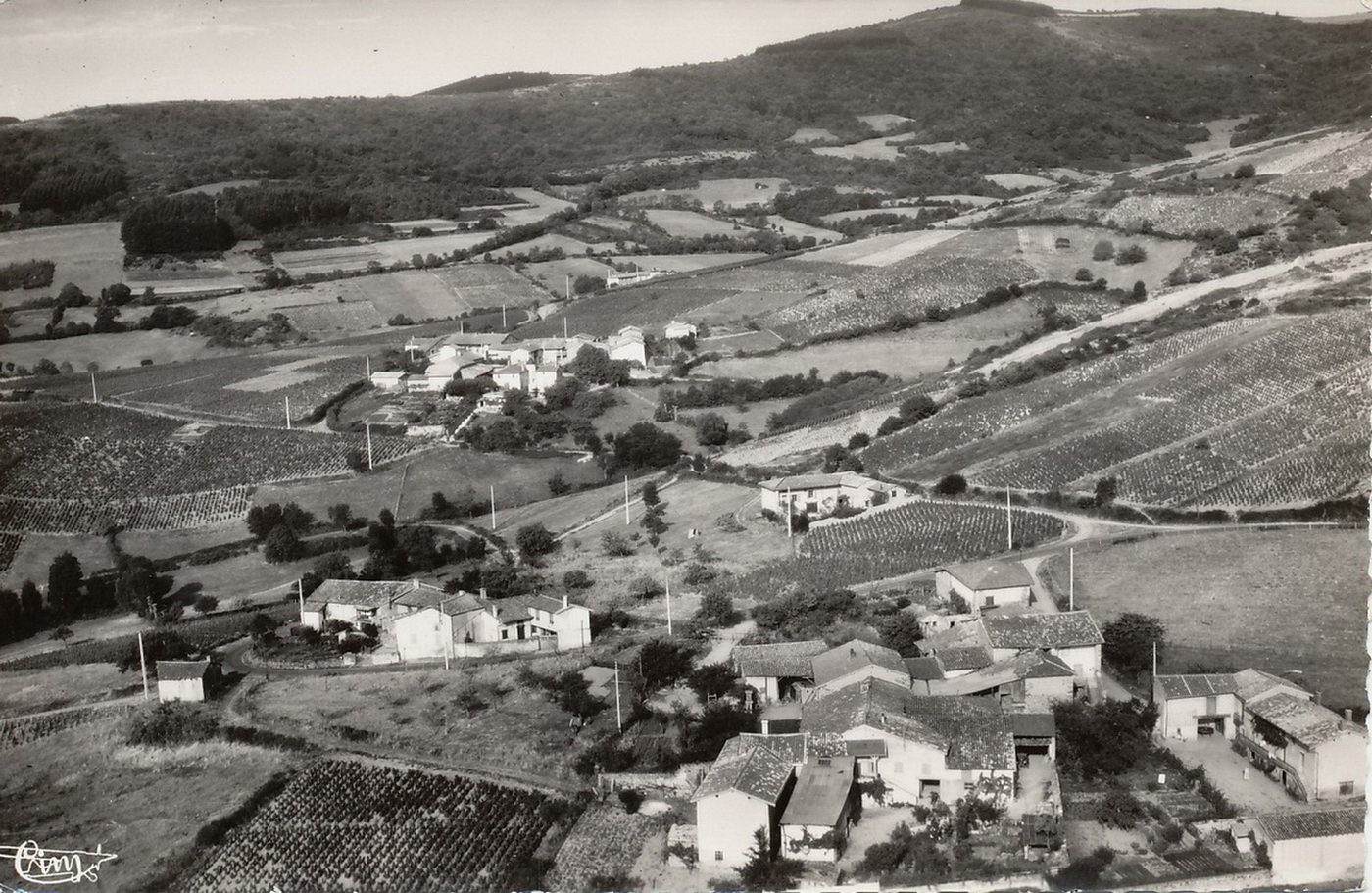 Pruzilly. Les hameaux Ravinet et Déburney. Vue aérienne.