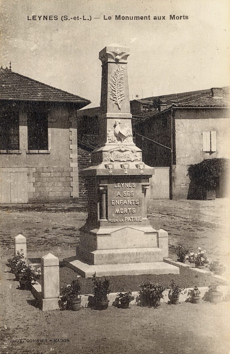 Leynes. Le monument aux morts.