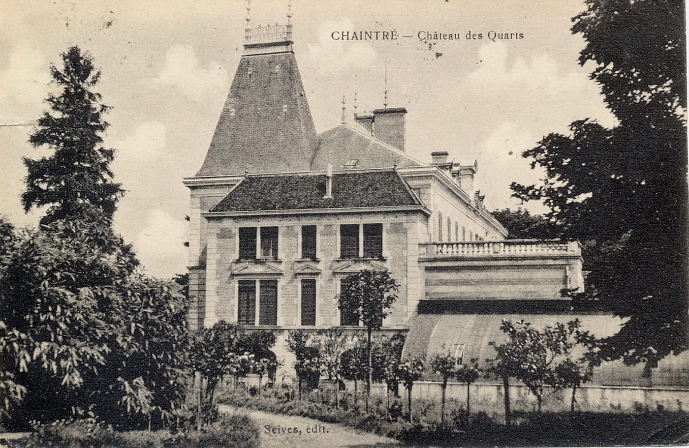 Chaintré. Château des Quarts.