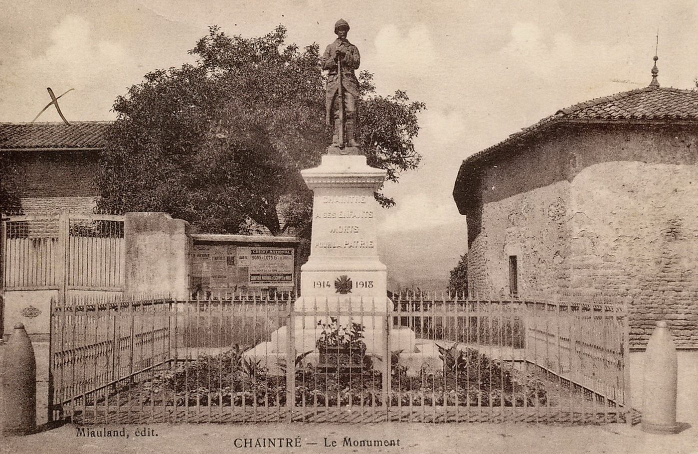 Chaintré. Le monument aux morts.