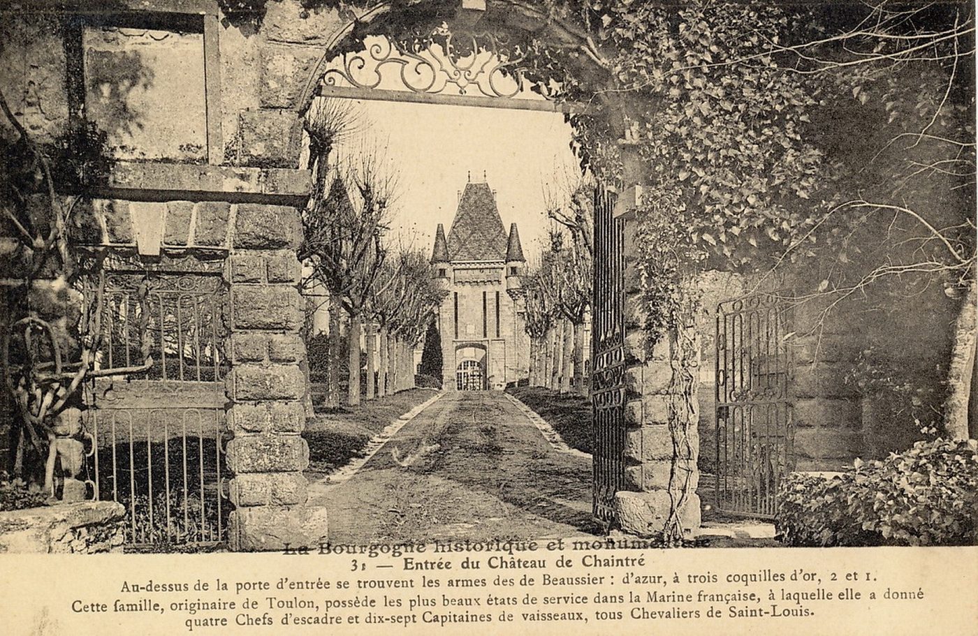 Entrée du château de Chaintré. Au dessus de la porte d'entrée se trouvent les armes des Beaussier : d'azur, à trois coquilles d'or, 2 et 1. Cette famille originaire de Toulon, possède les plus beaux états de service dans la marine française, à laquelle elle a donné quatre chefs et dix sept capitaines de vaisseaux, tous chevaliers de l'ordre de Saint-Louis.