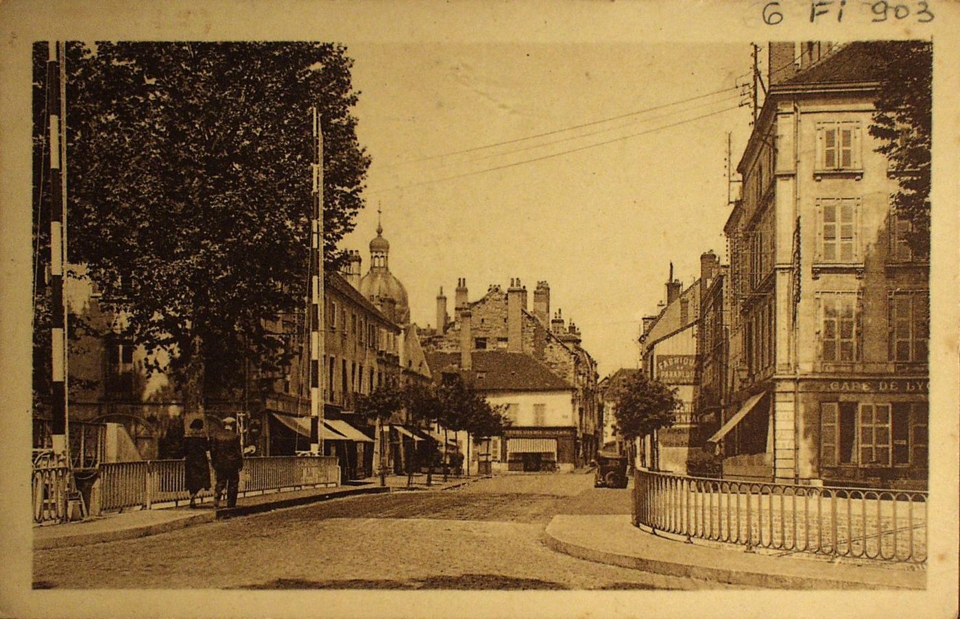Chalon-sur-Saône. Le pont tournant et la place Saint-Jean.