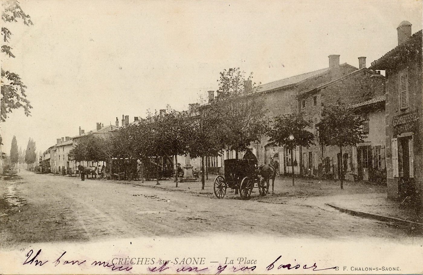 Crêches-sur-Saône. La place.
