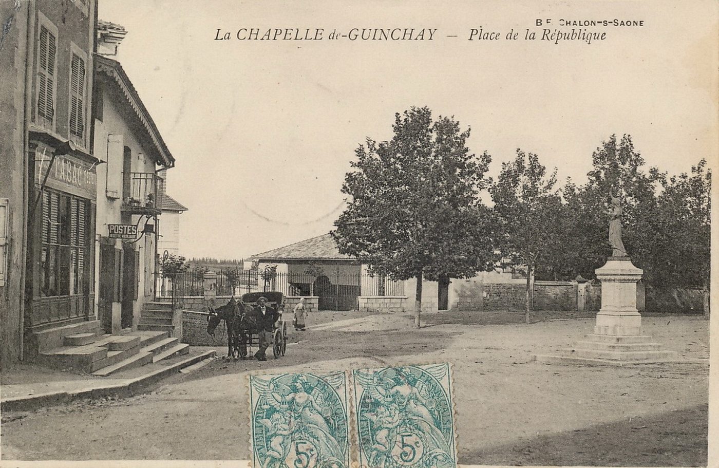 La Chapelle-de-Guinchay. Place de la République.